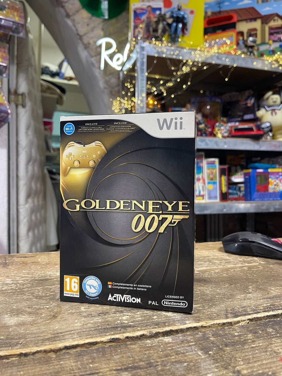 Gioco James Bond 007: GoldenEye – Gold Classic Controller Pro Pack – Nintendo Wii (2010, PAL) nuovo