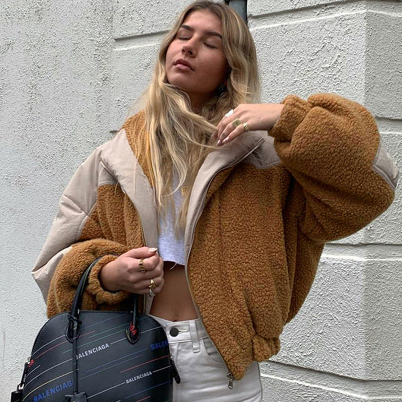 Abrigo suelto de lana de cordero con capucha y costuras