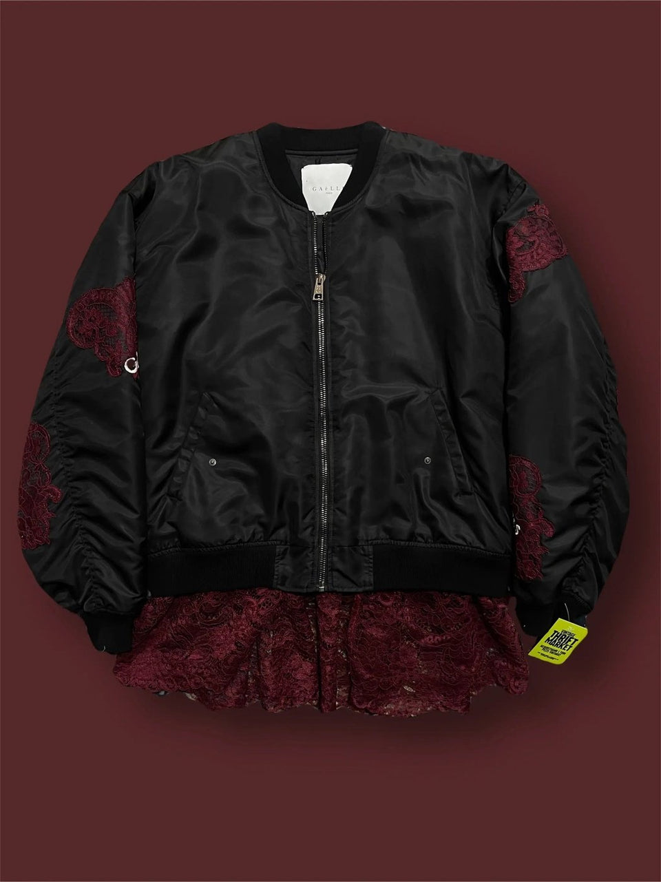 Cazadora bomber extragrande con encaje y bordados de Gaelle Paris