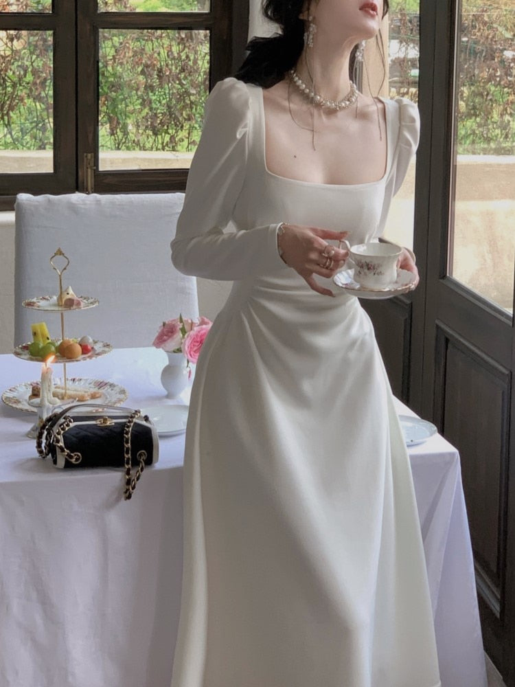 Elegante vestido de fiesta midi con cuello cuadrado